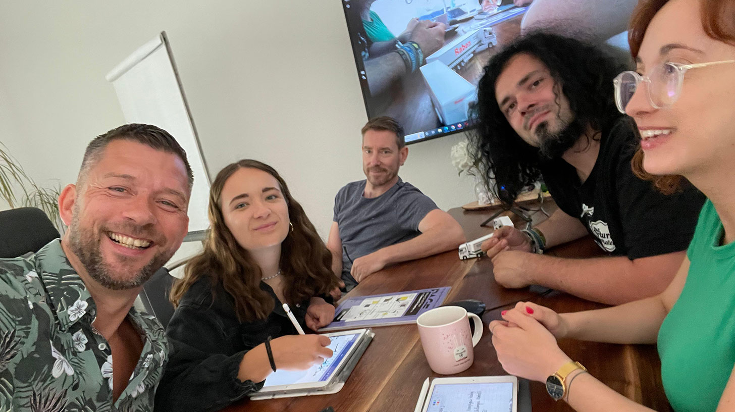 Zu sehen ist ein SEO Meeting in Hamburg in einer Werbeagentur
